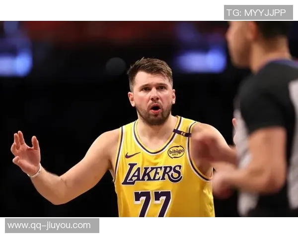 小里与东契奇的默契搭档雷迪克谈勒布朗缺阵的影响与应对策略 小里与东契奇的默契搭档雷迪克谈勒布朗缺阵的影响与应对策略