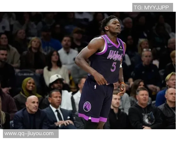 爱德华兹上半场表现平平15投6中三分仅1中收获17分1板2助 爱德华兹上半场表现平平15投6中三分仅1中收获17分1板2助